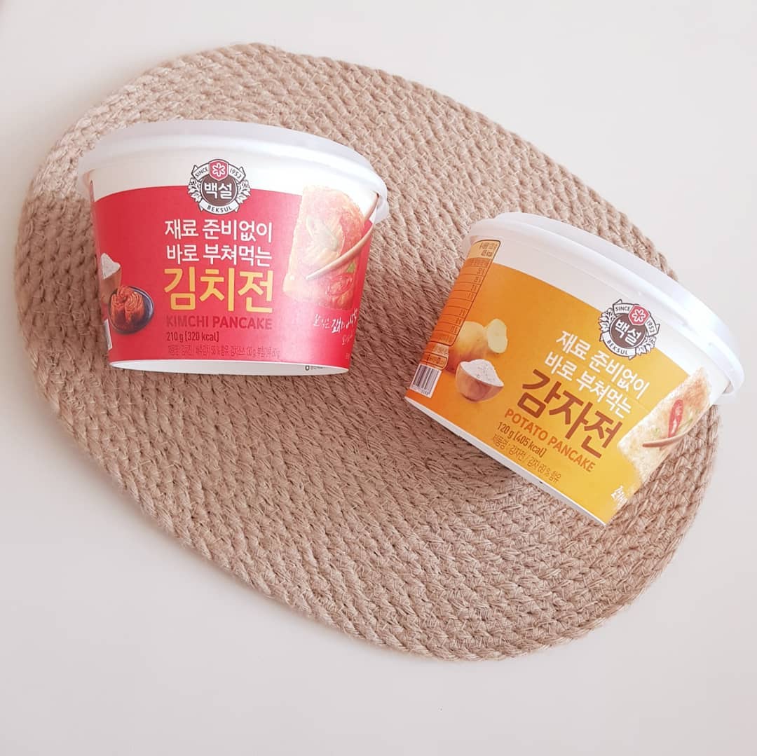 _________   𖤐 쇼블리맘 𖤐 on Instagram: “요즘 핫하다는 그것!! ⠀⠀ ⠀⠀ 우리집도 먹어보았~~~~쥬 ⠀⠀ ⠀⠀ 전참시에 유병재가 매니저들에게 만들어준 감자전과 김치전~~~💕 ⠀⠀ ⠀⠀ 감자전은 감자갈고 전분분리하고 하려면 완전 손 많이 가고 힘든데, 그런 번거로움 없이 가루에 물붓고…”