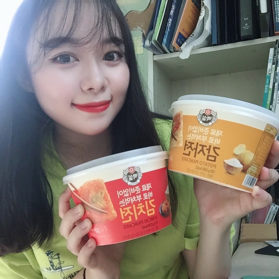 이채원 on Instagram: “⭐️백설 김치전, 감자전 컵전⭐️ 재료준비없이 바로 부쳐먹는 간편한 제품이에요 !! . ✔️재료가 모두 들어가 있어 별도 준비가 없어 번거러움이 전혀없어요❗️ ✔️컵 안의 물 선으로 간편성 🔝 ✔️컵을 용기로 하기때문에 별도 도구 준비 없어요…”