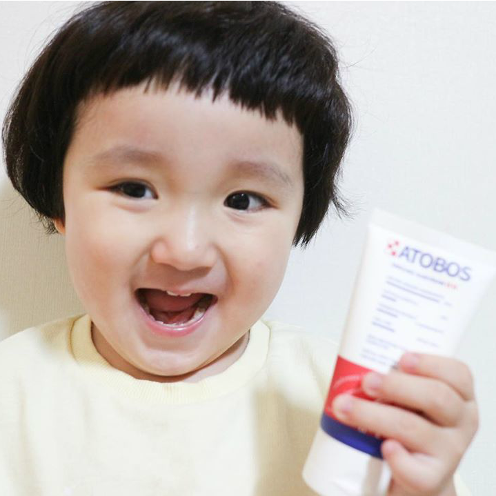 키즈모델 홍민성 on Instagram: “#아토보스썬크림 휴가서도 지켜주지 못하고 물놀이때도 너무 쌩으로 했더니 밀가루 처럼 하얗던 피부가 어느덧 노래졌지요 느즈막히나마 아토보스 썬크림으로 지켜주기로.. 저자극 썬케어라 누구든 사용 가능한 아토보스 썬크림 무기자차 썬크림이라 자외선을…”