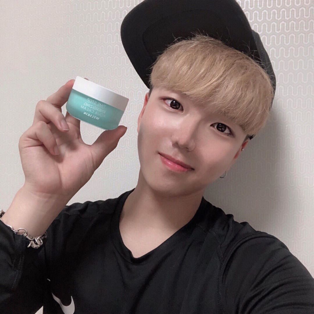 🅹🆄🅽 🆈🅾🆄🅽🅶 on Instagram: 웰스킨 타임스탑 에너자이징 아쿠아크림 이라는̆̈ 천연소재의 수분크림이에여̆̈ - 일단 발라보니까요 촉촉하고 피부가̆̈ 진정되는̆̈ 느낌이 많이 느껴지구요, -  음 촉촉하지만 끈적거리진…”