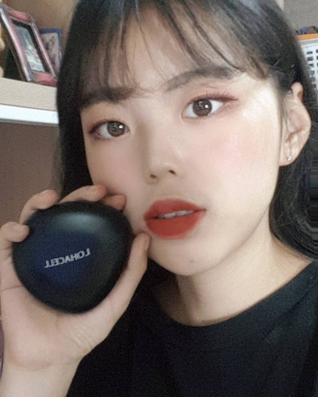 손진향(햄뽀) on Instagram: “요즘 쓰기 시작한 #로하셀리얼피팅쿠션  21호  ㆍㆍ 영상을 찍다보니 피부에 관심이 많아져서 쓰기 시작했는데, 두껍게 커버가 되는게 아니라 가볍게 발리면서 촉촉하고 촘촘하게 커버가 잘 되면서 지속력도 정말 갑!!! 특히 퍼프 모양이 조약돌 모양이라…”