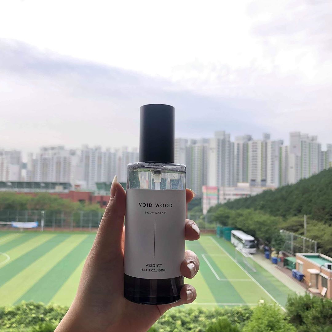 이유진 on Instagram: “🌿에이딕트 바디스프레이 보이드우드🌿 샌달 우드가 주는 고유라고 강렬한 향이 느껴지는 보이드우드! 바디스프레이라서 샤워 후 뿌려주면 상쾌하고 풍부한 향으로 기분이 좋아요🤤 🌱민감한 피부에도 뿌릴 수 있어요🌱 #에이딕트 #보이드우드 #바디스프레이…”