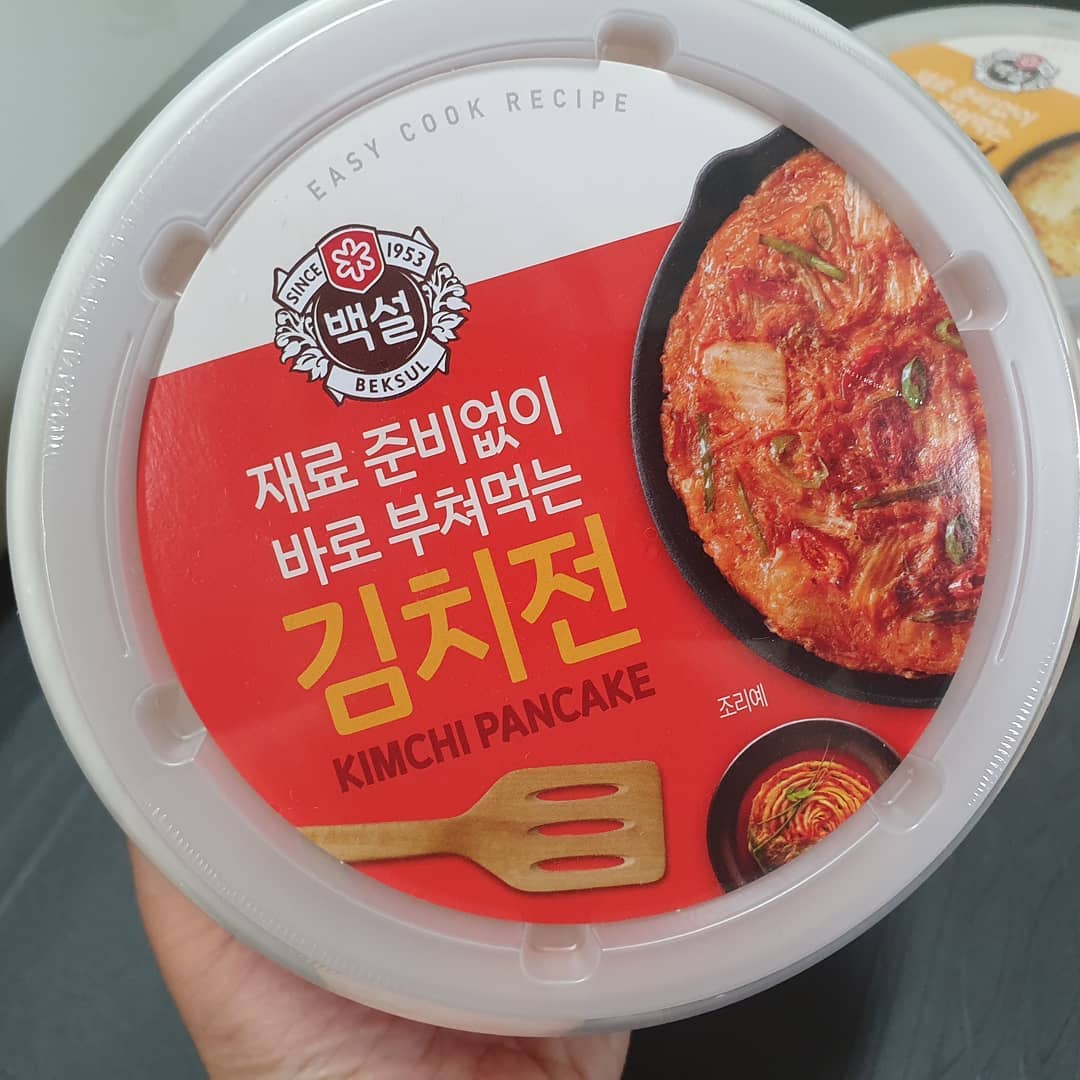 김줴스타그램 on Instagram: “#김줴스타그램#김줴일지  급 간식 만들어 주기 딱 좋은!! 감자전.김치전 두가지 이며 임도현이는 감자전 김줴는 김치전 지짐쓰 임도 금식후 잘드심  그래 이거라도 묵어라🤦‍♀️ 물만 붓고 쉐낏 하고  후라이팬에 칙 하믄 끝 세상 간편한 감자전 완성🤗…”