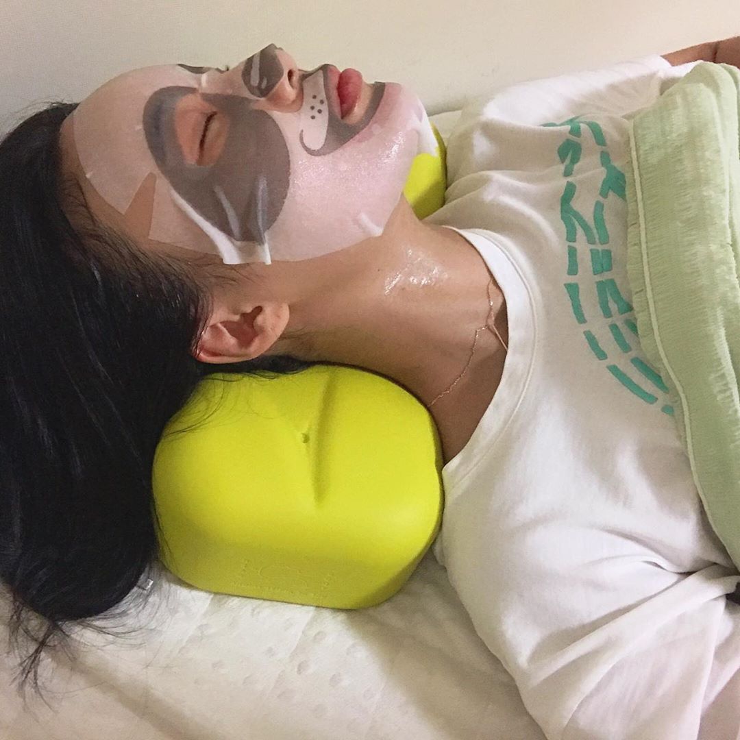 Hye Rin22 on Instagram: “요즘 나랑 완전 한몸이 되어버린 #꼬북베개
앨범보다가 오빠가 찍어논거보고 깜놀,,ㅋ
팩붙이고 누우면 바로꿀잠😴
힐많이 신는 나한텐 필수템!! 자면서 자세교정까지
거북목도 미리 예방해야지 ~🤩
#베개추천 #기능성베개 #꿀잠베개 #라이프굿즈 #자세교정”