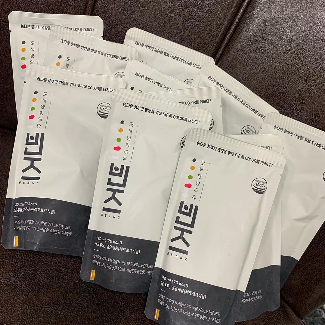 🌹부산가씨나🌹남녀공용쇼핑몰 여자쇼핑몰 남자쇼핑몰 on Instagram: “🥜빈즈 오색콩 두유🥛 전통맷돌방식을 사용하여 껍질까지 통째로 갈아서 오색콩의 영양을 그대로 담은 영양 만점 두유! GMO(유전자 변형)에 대한 우려가 없는 콩 사용 설탕은 물론 어떠한 대체당도 사용하지 않고, 오직 자연에서 얻은 천연 재료만을…”