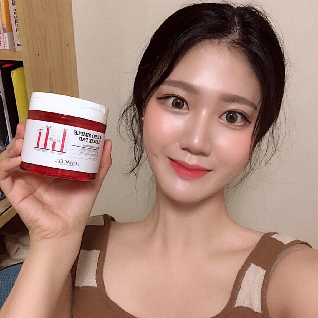 최혜원23 on Instagram: “여름철 피부관리는 이거 하나면 충분할듯합니당🙌🏻 모공이 좀 있는 편이라서 항상 신경썼는데 이 #쌍욕패드 사용후 케어가 되는 느낌✔️자극은 최소화한 ph4.3을 적용시켜 세안 후에 올라간 ph를 빠르게 낮추어 피부 산도 밸런스를 맞춰주고 피부 결…”