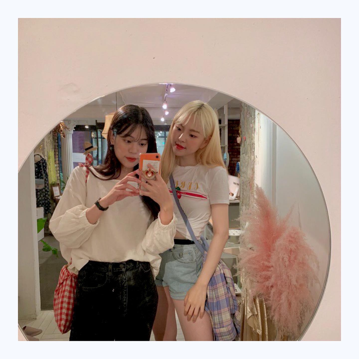 더러운 거울과 어색한 내 팔 그걸 지켜보는 수쟌🐈 
#서울숲 #성수
