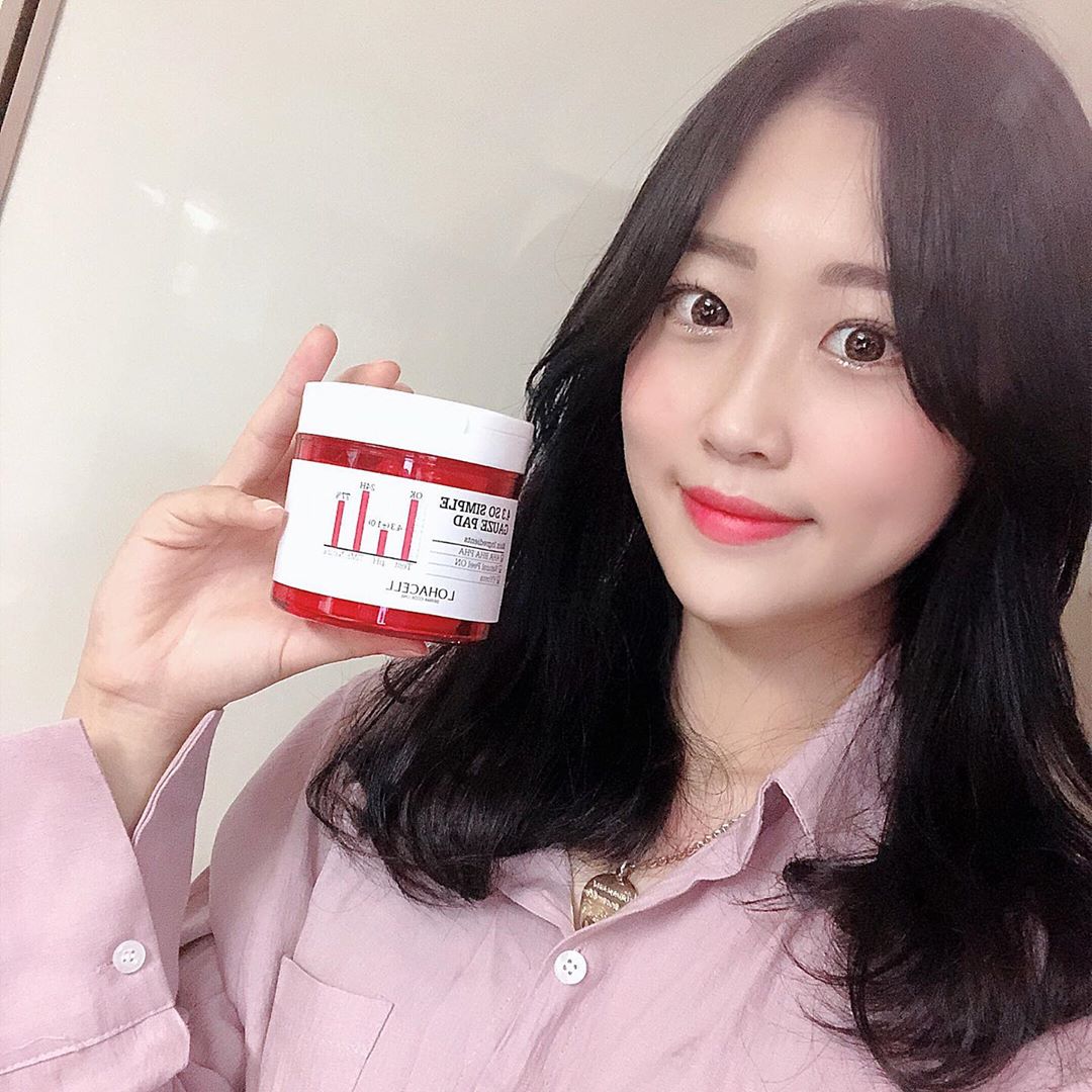 Eᑌᑎ ᕼᗩ on Instagram: “요즘들어 물광피부됫다는 말을 많이듣는데 아무래도  피부케어가 잘되서 그런것같아요☺️ ⠀ 세안후에도 남아잇을 수 있는 묵은 #각질 과 #피지 , #블랙헤드 하며 수건으로 물기를 닦아주면 어쩔수없이 묻어나는 먼지와 수건털들을 엠보싱면과 거즈면으로 슥슥…”