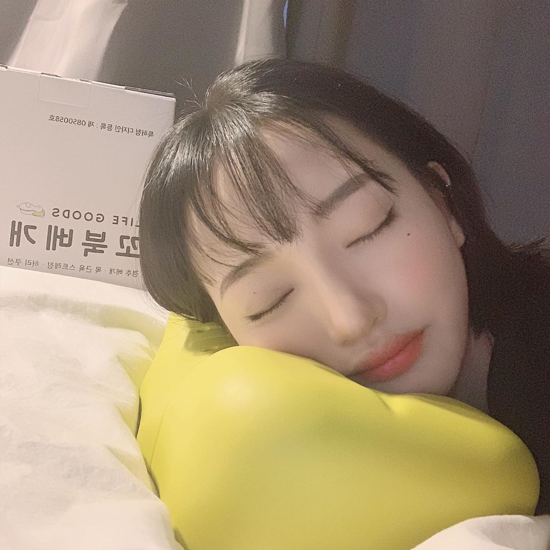 @ohyoairy on Instagram: “너무 편하다 ~스르르 잠듦💚
.
#베개추천 #기능성베개 #꿀잠베개 #베개 #꼬북베개 #라이프굿즈 #자세교정”