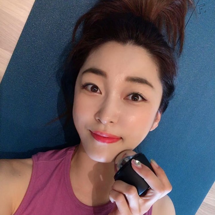 아나운서 김나현 on Instagram: “여행이 끝나고 라이프굿즈 핫볼로  온열 마사지하기🌿 평소 붓기가 심하니까 내게 꼭 필요한 아이‼️ 핫볼로 매일 관리하고 자야겠습니다. (아이스도 가능해서 그것도 매력) 그나저나 내일 벨류에스테틱 예약해놨으니까 림프마사지 다시 배워야겠음❤️ .…”