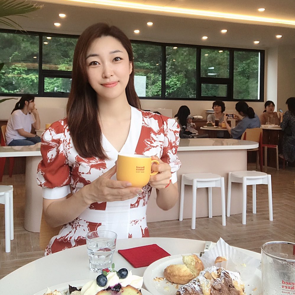 아나운서 김나현 on Instagram: “여기 너무 좋아요 😍 비가 오니까 카페데이트로 힐링하기! :) . #오늘은 #그날의기록 #제주여행 #제주도 #제주도카페 #서귀포카페 #제주도빵집 #서귀포빵집 #서귀포맛집 #서귀포핫플레이스 #보래드베이커스 #데일리룩 #오오티디 #ootd #패피…”