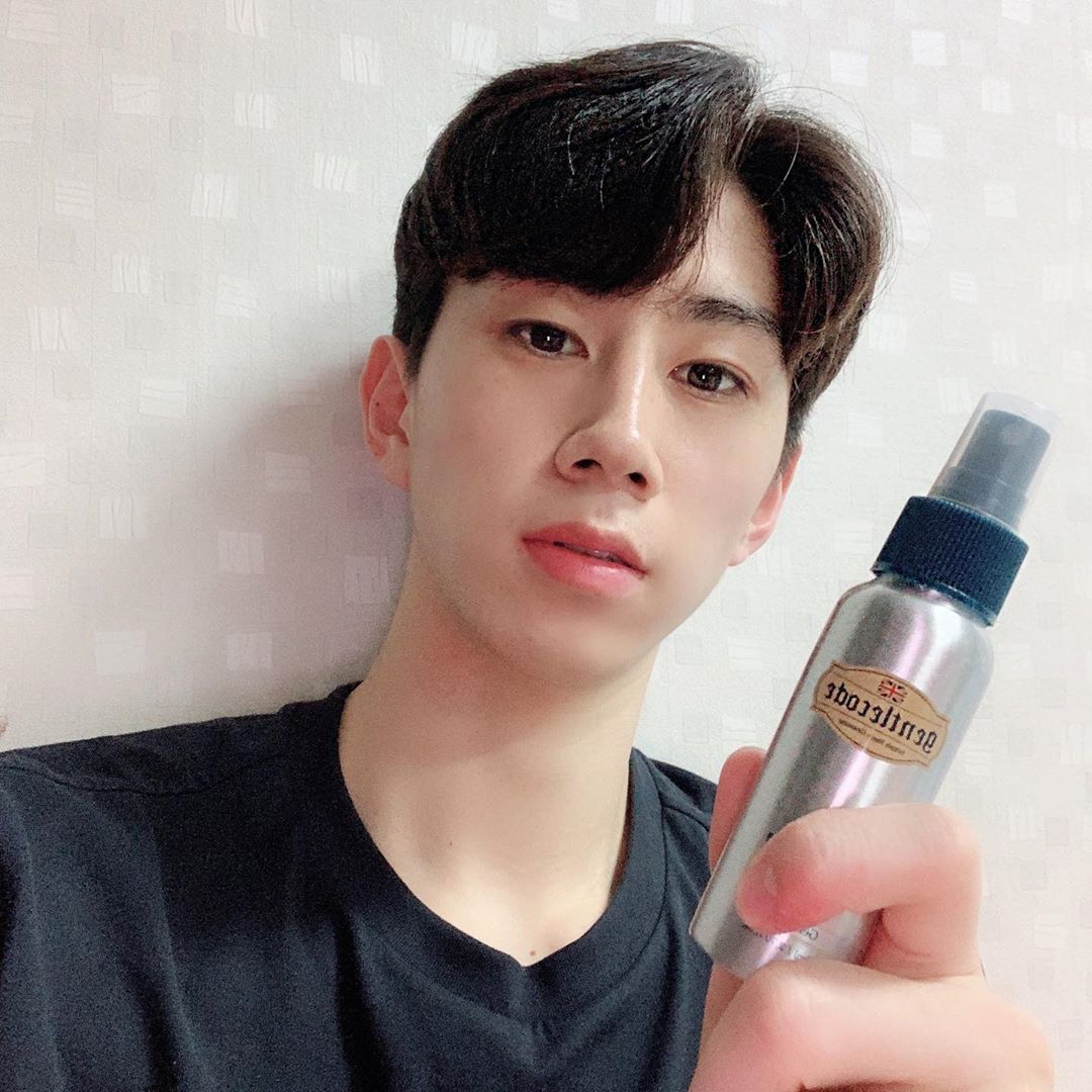 김동민 on Instagram: “#젠틀코드 . 과하지도 않고 부족하지도 않은 향! 생각보다 괜찮은 향이네. . 이번에 아리따움 LIVE 전국 200여개 매장에 젠틀코드가 남성화장품 브랜드로 입점되고 새로운 라인을 런칭했습니다.🌴 . 샤워하고 눌러서 뿌리면 끝💦 일단 작아서…”