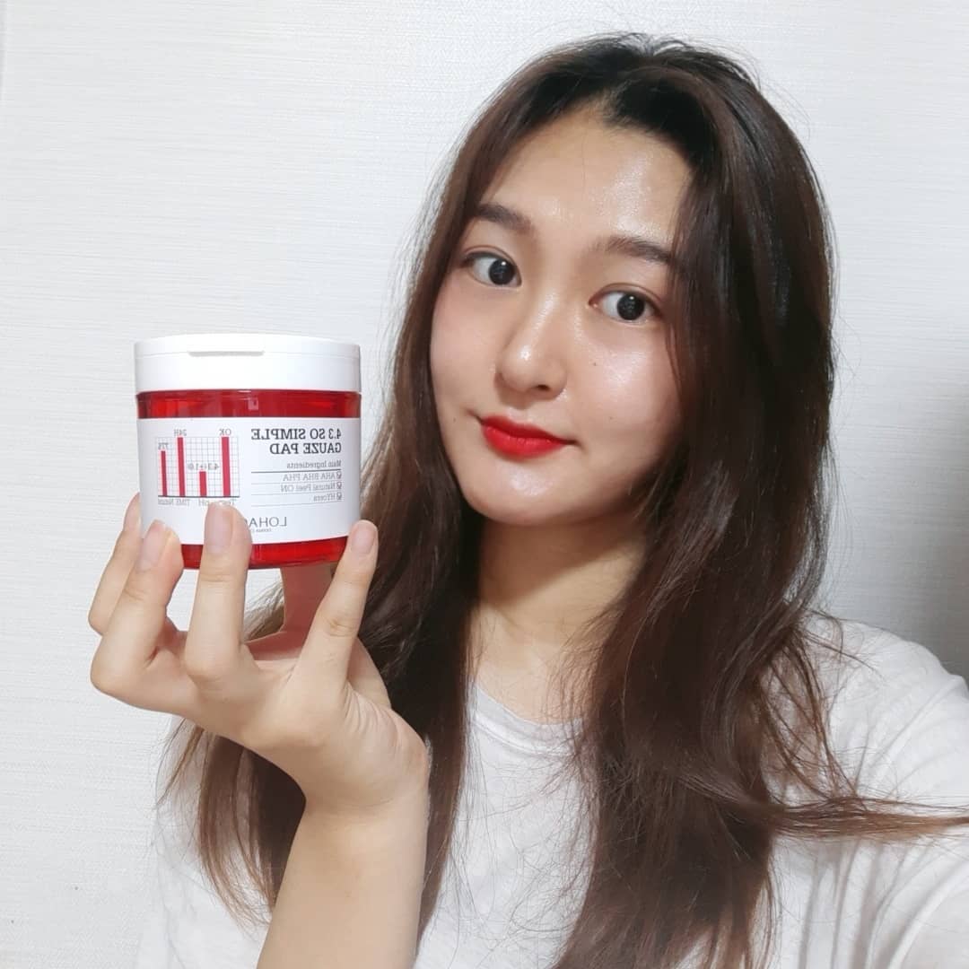 @ji._.inee on Instagram: “로하셀이랑 피부관리중☺ 믿고 사는 #lohacell #로하셀  볼록볼록한 엠보싱면이랑 까끌까끌한 거즈면으로 된  #스킨케어 패드제품~ #쌍욕패드 라는 이름에서 느껴지는 뽀!드!득!함이 거즈면에서 느껴져요 😆  #로하셀필링패드 엠보싱면으로 민감한 내…”