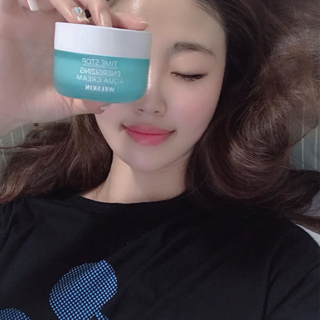 @kkotnimee on Instagram: “겨울만큼 건조한 요즘😢
자기전에 #웰스킨아쿠아크림 듬뿍듬뿍
올리고 자는게 습관이되어버려따
발림성도 좋고 흡수력도 조아서 귯귯👍
쿨링감도있어서 여름 수분크림으로 딱인듯‼️”