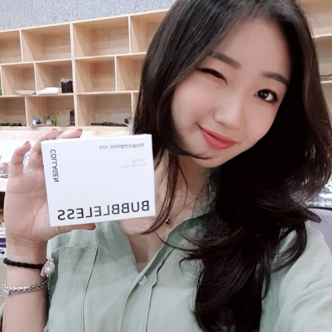 ᴶ ᴱ ᴼ ᴺ ᴳ ᴱ ᵁ ᴺ on Instagram: “🍋버블레스 저분자콜라겐🍋 콜라겐 합성의 기본 물질인 비타민C와 활력을 위한 비타민B까지 함유된 버블레스 저분자 콜라겐!! 스틱포장이라 파우치에 쏙 간편하게 섭취가능해요〰️💛심지어 상콤한 레몬맛 #JMT 😭💛 버블레스 저분자 콜라겐으로 피부탱탱이…”