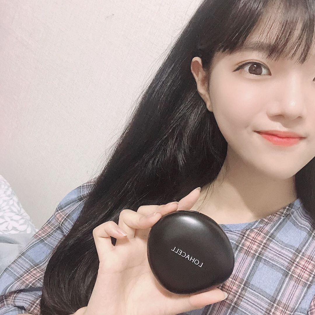 펭귄스 on Instagram: “처음에 딱 바르자마자 " 오! 이거 좋다 " 했던 💙로하셀 조약돌 쿠션💙 - 촘촘하고 매끈한 피부표현이 되고, 운동 후 유분이 과도한 상태에서 하는 수정화장 이었음에도 불구하고 전혀 뜨지 않고❗️ 마치 처음 파운데이션 바를 때처럼 견고하게 고정되는…”