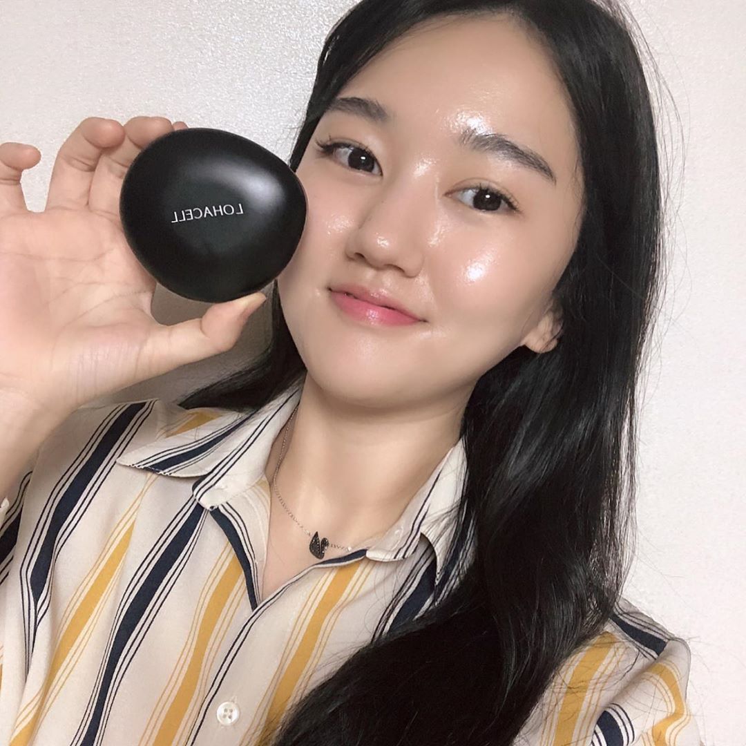 @_891211 on Instagram: “⠀⠀⠀ ➜ 리얼피팅쿠션 21호  색도 선명하고 촘촘하게 밀착력 좋은편이라 습하고 더운날도 오후늦게까지무너짐 없었어요 ⠀ 조약돌쿠션이라고해 퍼프모양도 뾰족하게생겨 눈가, 코옆같은 좁은부위에 쓰기도 편해서 아~ 주 굿뜨ˇ͈ᵕˇ͈ ⠀⠀⠀⠀ #울산새댁…”