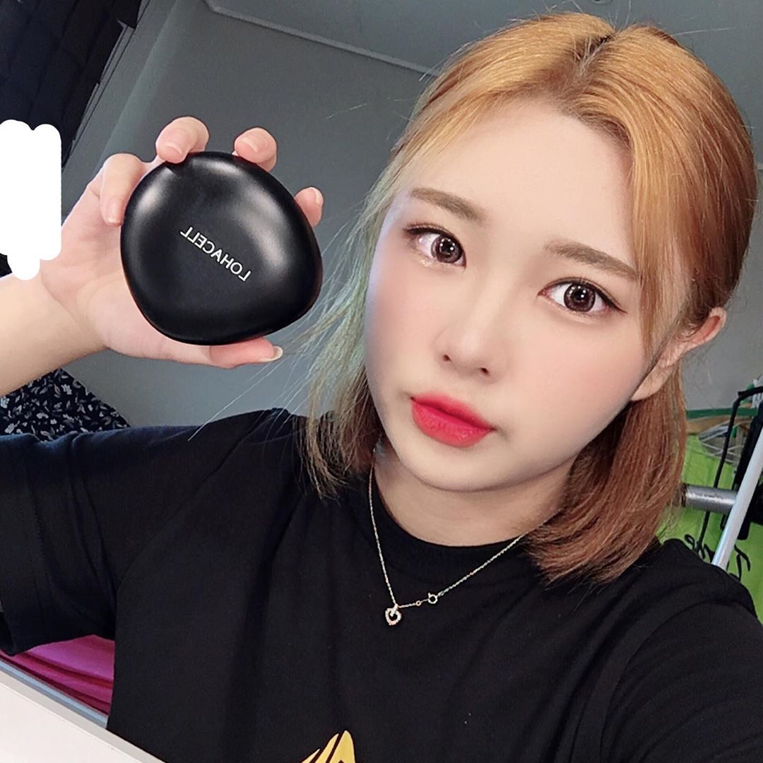 유가인 🐾 on Instagram: “로하셀-리얼 피팅 쿠션 - 퍼프 모양이 물방울 모양이라서 좁은 부위도 꼼꼼하게 발린당 쉽게 안 무너지고 성분이 순해서 안심하고 사용해도 되는 제품 💖 - - (@loha_c 제공) #로하셀 #lohacell #로하셀리얼피팅쿠션 #조약돌쿠션…”
