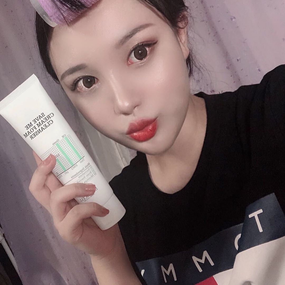 @j2._.won on Instagram: “평소에 쓰던 폼클렌징을 다 써 갈 때쯤 좋은 기회로 #로하셀세이브미폼클렌저 를 사용해보게 되었는데요, 300여 가지의 질병을 고쳐준다는 모링가의 씨앗 추출물이 함유되어 있어 미세먼지 속의 비소, 중금속으로부터 피부를 보호해 주고, 병풀, 시카보다 약…”