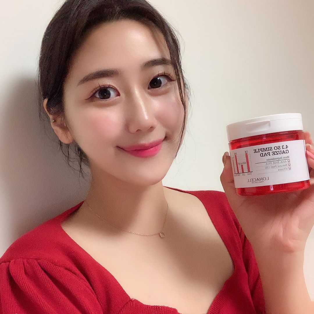 권하정 on Instagram: “[ 로하셀 쏘 심플 거즈패드 ]  세안 후에 올라간 피부 산성도를 빠르게 낮춰 주면서 피부 산도 밸런스를 맞춰주고, 엠보면&거즈면 으로 이루어져 있어서 한번에 두 가지의 케어를 할 수 있어요❗️ . . 아무래도 여름이라 피지도 많이 분비되고, 화이트…”