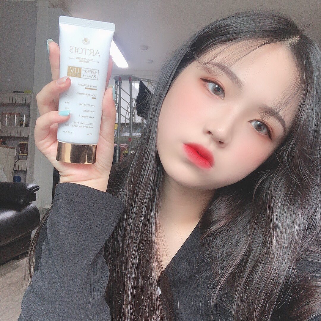 이예원 on Instagram: “✔️New 아르투아 시카-워터리 썬젤✔️ 저번에 클렌징폼이랑 같은 향 라인으로 이것도 향이 넘 좋다 ,,,🖤 베이비선크림의 좋은 반응으로 나온 성인 썬케어 인만큼 성분도 너무 좋아서 데일리로 쓰기 딱이당  부드러운 크림?? 제형이고 바를땐 엄청…”