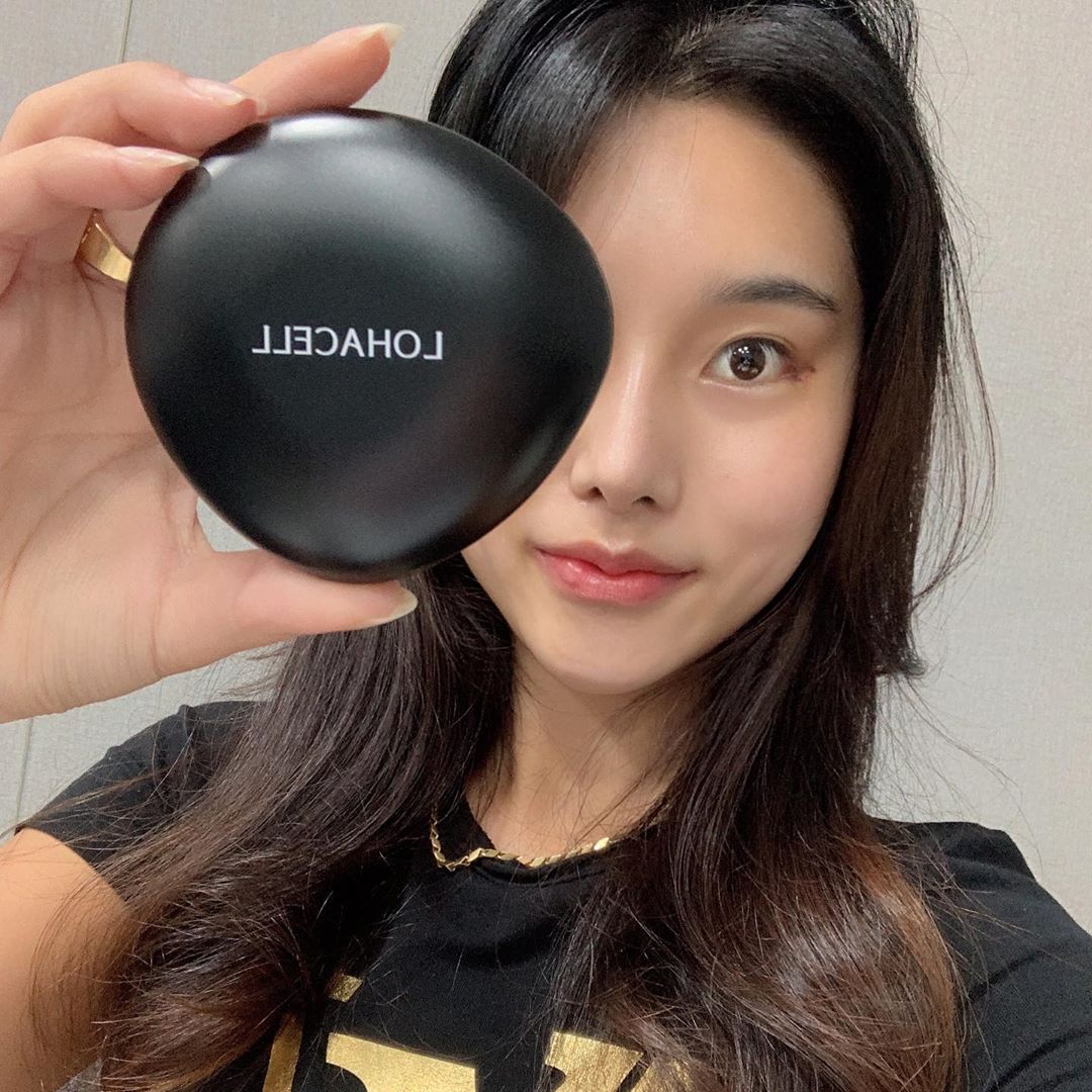 🌹부산가씨나🌹남녀공용쇼핑몰 여자쇼핑몰 남자쇼핑몰 on Instagram: “⚫️로하셀 리얼 피팅 쿠션 23호⚫️ 여름에는 워터프로프제품이 필수! 땀이나 물놀이할때 지워질 걱정❌ 밀착력, 지속력, 커버력 3가지가 전부 완벽해🥳 퍼프 모양의 뾰족한 부분이 눈가, 코 주변 같은 좁은 부위까지 꼼꼼하게 커버해준다🤨 -…”