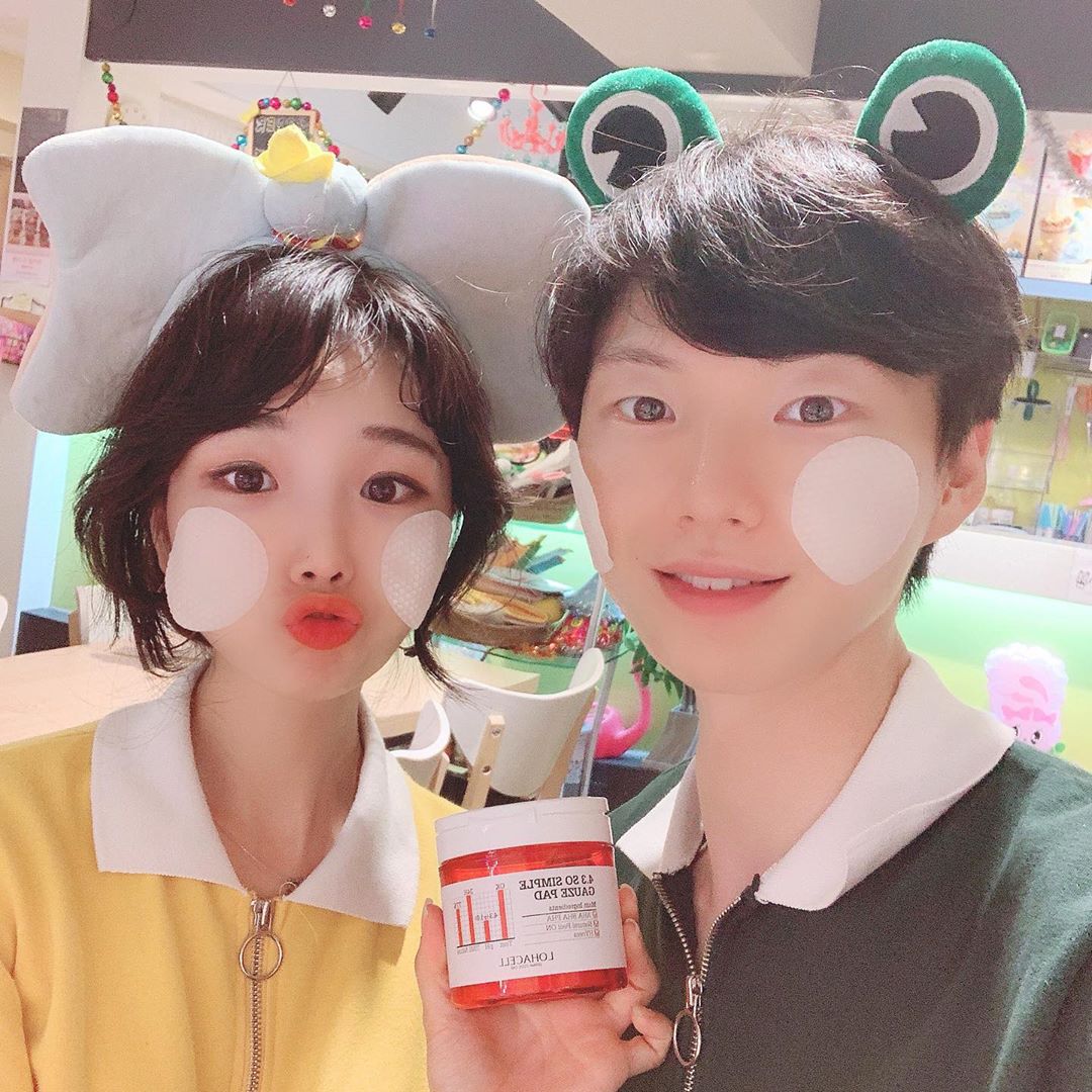 잼잼🍯후니서나 on Instagram: “#로하셀쏘심플거즈패드  요즘 #후니서나 피부관리한다구영 같이하는 피부관리 #대박꿀잼 . 요새 쓰고 있는 제품이에용 #로하셀거즈패드 #쌍욕패드 . ☀️세안 후 올라간 ph를 낮춰 자극 최소화 ☀️각질,피지,블랙헤드 케어까지?! ☀️피부결 타입에 맞춘…”