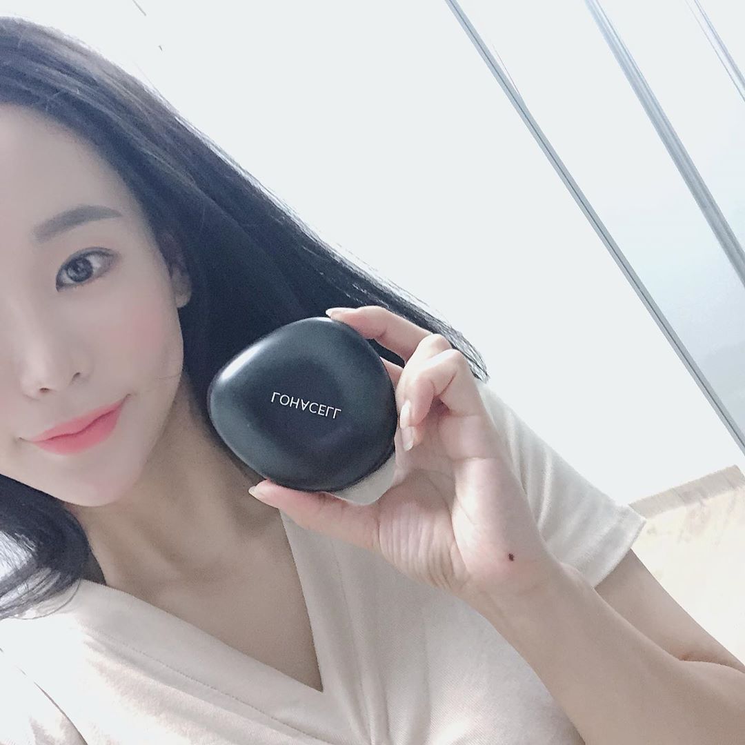 @so_.mi on Instagram: “촘촘하게 밀착되어 유분과 더운날 장시간에도 무너지지않는 유지력 갑 👍⭐️⭐️⭐️⭐️⭐️ 젤 중요한건‼️ 얇고 가볍게 발리면서도 모공까지 커버해주는 초경량 솜털 커버 및 피부 자극 테스트 완료 (무자극 판정)  퍼프 모양의 뾰족한 면이 눈가,코 주변…”