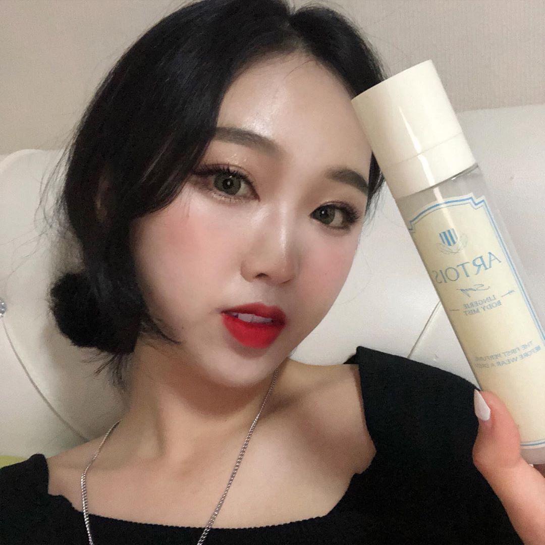전수민 on Instagram: “식물성 보습 성분이 담겨진 안심 바디미스트 😻 향수는 너무 독해서 요즘에 계속 바디미스트만 사용했는데  이건 향수처럼 인위적이고 멀미할 것 같은 향도 아니구 방금 씻은 듯 깨끗한 비누향이라 내 살 냄새 같다 ✨ 앞으로 요것만 매일 뿌릴 듯 ,, 🤤…”