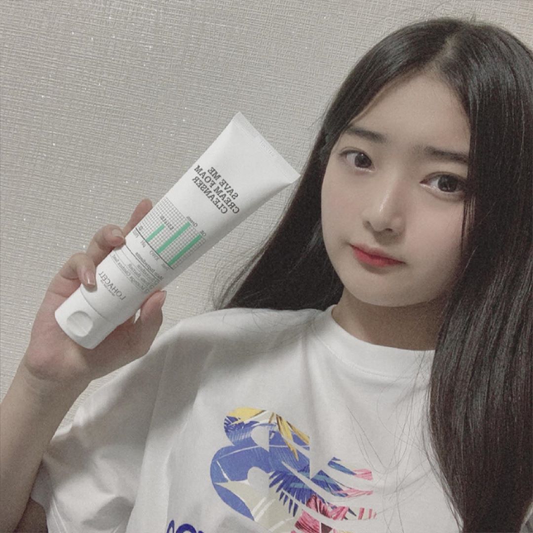 예리 on Instagram: “로하셀 세이브 미 크림 폼 클렌저 !! 요즘 날씨에 습하고 더워 늘어만가는 땀과 피지, 먼지 등을 깨끗하게 세정💦 사용하면 사용할수록 세안 후 산뜻해서 너무 너무 좋당 미세먼지로부터 피부를 보호해주고 약산성이기 때문에 민감성도 믿고 사용🥳…”