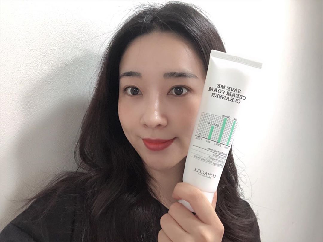 애드펌킨 니니 🐈 on Instagram: “_ 평소 니니 피부는 아시는 분들은 다 아시리만큼 토너 하나조차도 안맞으면 다 뒤집어지는 극예민,악건성 피부인데요. 이번에 로하셀 세이브미크림폼클렌저를 써보게 되어 일주일가량 직접 써보고 남기는 솔직한 후기입니다 :) ⠀ 일명 미세먼지 클렌저로도…”