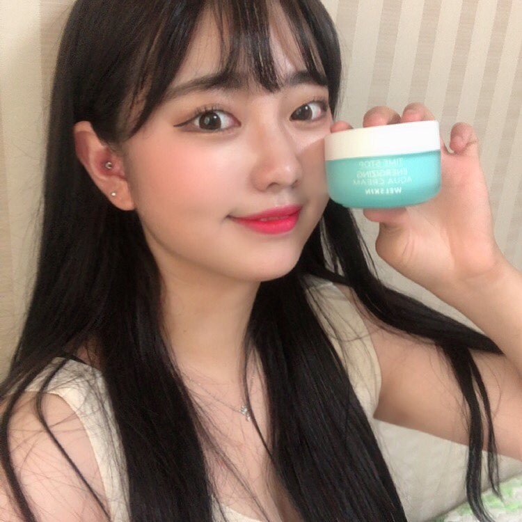 예음 (21) on Instagram: “🌿웰스킨 수분크림🌿 @welskin_cosmetic  수부지 피부인 나한테 딱 맞는 수분크림💞 여름에 사용하기 딱 좋게 가벼운 제형에다가 속까지 꽉 채워주는 수분감과 쿨링감 최고💞 . . . ➰ 스킨케어 첫단계에 사용하면 수분 200% 충전➡️…”