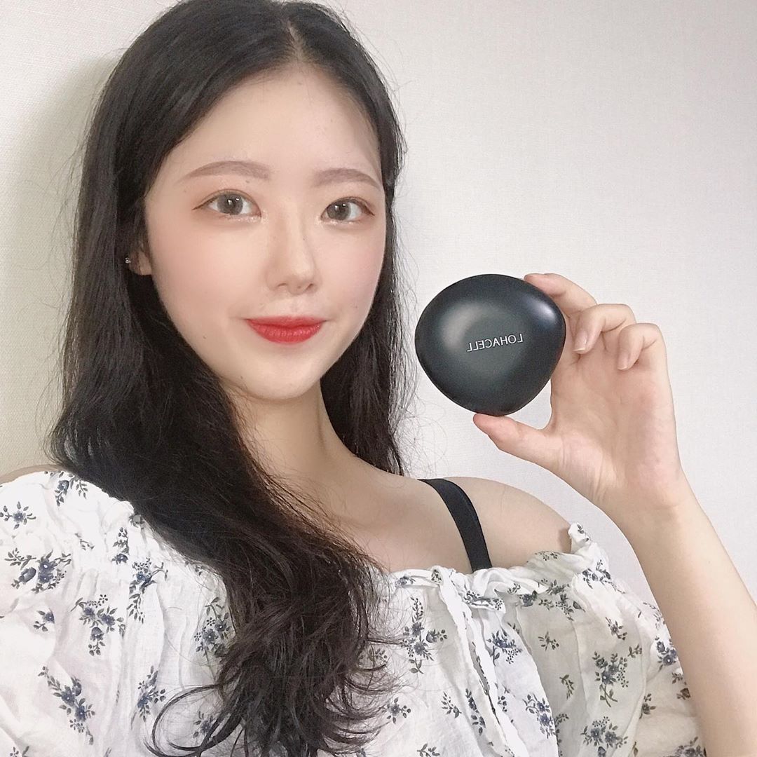 정혜민 on Instagram: “선명한 색과 촘촘하게 밀착되어 장시간 매끈한 메이크업을 유지시켜 주는 미세입자 분산 Real-fitting system👍🏻 유분에도 쉽게 무너지지 않고 더욱 견고하게 고정되는 Sebum Fix Powder💧 모공이나 요철까지 촘촘하게 커버해주는…”