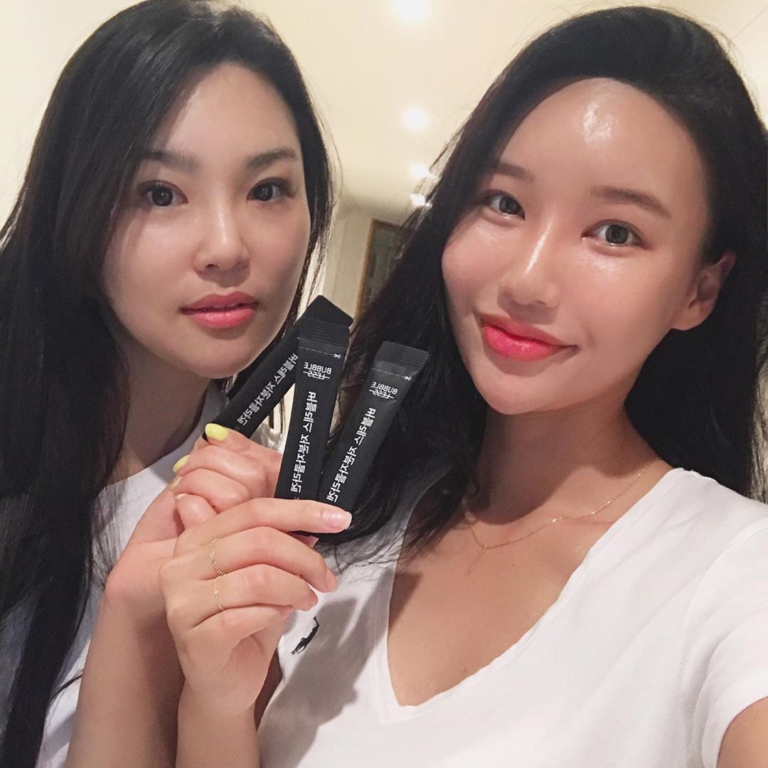Hye Rin22 on Instagram: “콜라겐 챙겨먹으니 피부가 더 반짝반짝,,✨
외출할때 하나씩 똑!딱!뜯어서 챙겨먹기😊
넘 간편하구 시지않은 레몬맛인데 너무 마싯어서 한번에 다안먹구 찬찬히 녹여먹음..ㅋㅋ
#버블레스저분자콜라겐 #버블레스콜라겐 #피쉬콜라겐 #콜라겐추천 #먹는콜라겐”