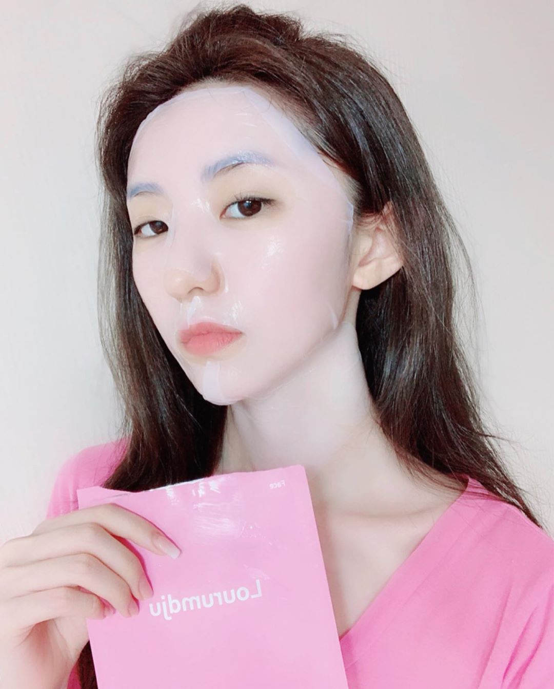 시아 on Instagram: “쓸 때마다 만족스러운 루룸쥬 마스크팩❣️얼굴, 목 관리를 동시에👍🏻 . . . . . . #소통 #팔로우 #좋아요반사 #영상 #유튜버 #좋아요 #맞팔 #크리에이터 #ootd #style #일상 #데일리 #video #인스타그램 #모델 #주말…”