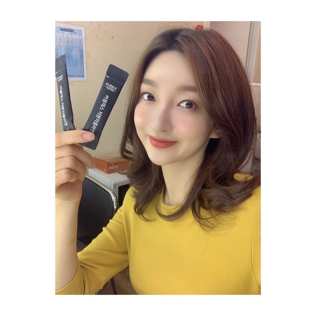 @s2eog1 on Instagram: “⠀⠀
공연 전 분장실에서 닭찌찌 먹구 콜라겐 한포 냠!!!!!!!! 💕
레몬맛이라 먹기 넘 조으댜 ୧ʕ•̀ᴥ•́ʔ୨
다같이 건강해져융!!! 이제 약 챙겨먹어야 할 나이.. 또르르 💦”