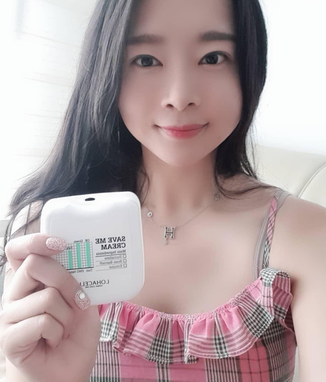 쇼니마미😊 on Instagram: “#로하셀세이브미크림 . 도시환경으로부터 날 지켜주는 인생크림🧡 미세먼지뿐만 아니라 노화의 주범인 블루라이트까지 차단! . 강행군의 연속인 스케줄 속 지친 내 피부에 재생성분 수크랄페이트로 힐링시켜주고 해양심층수가 함유된 약산성 포뮬러로 민감한 피부를…”