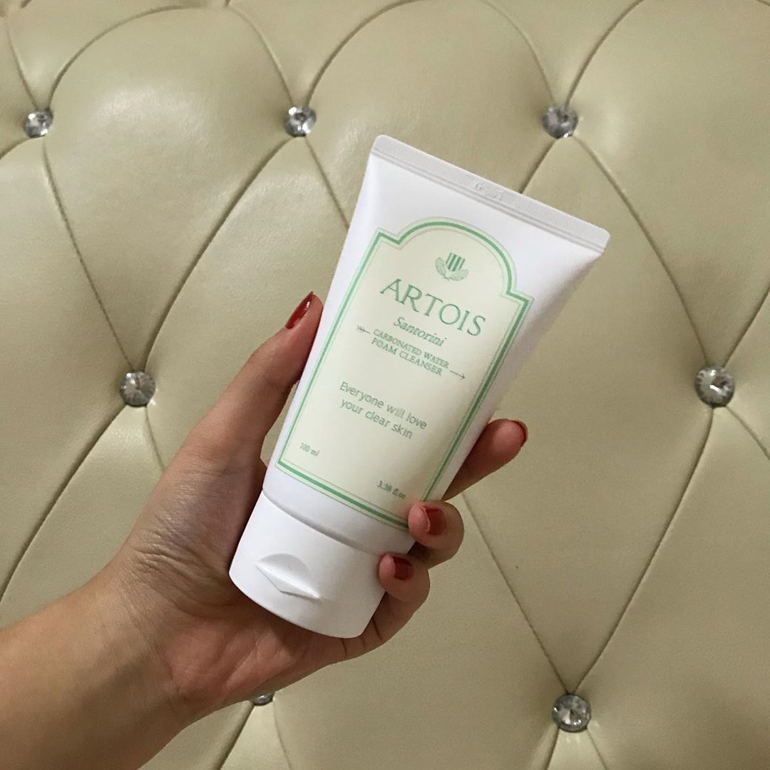 안상희 on Instagram: “🌱아르투아 산토리니 폼클렌저🌱  이 제품은 우선 정말 향이 진짜 좋았던 것 같아요ㅠㅠㅠ 인위적인 향이 아닌 은은한 청귤향??이 정말 좋았습니다. 사실 이 제품이 산토리니 바디미스트가 출시되고 많은 성화에 이 폼클렌저가 탄생하게 되었다고 하네요 !…”