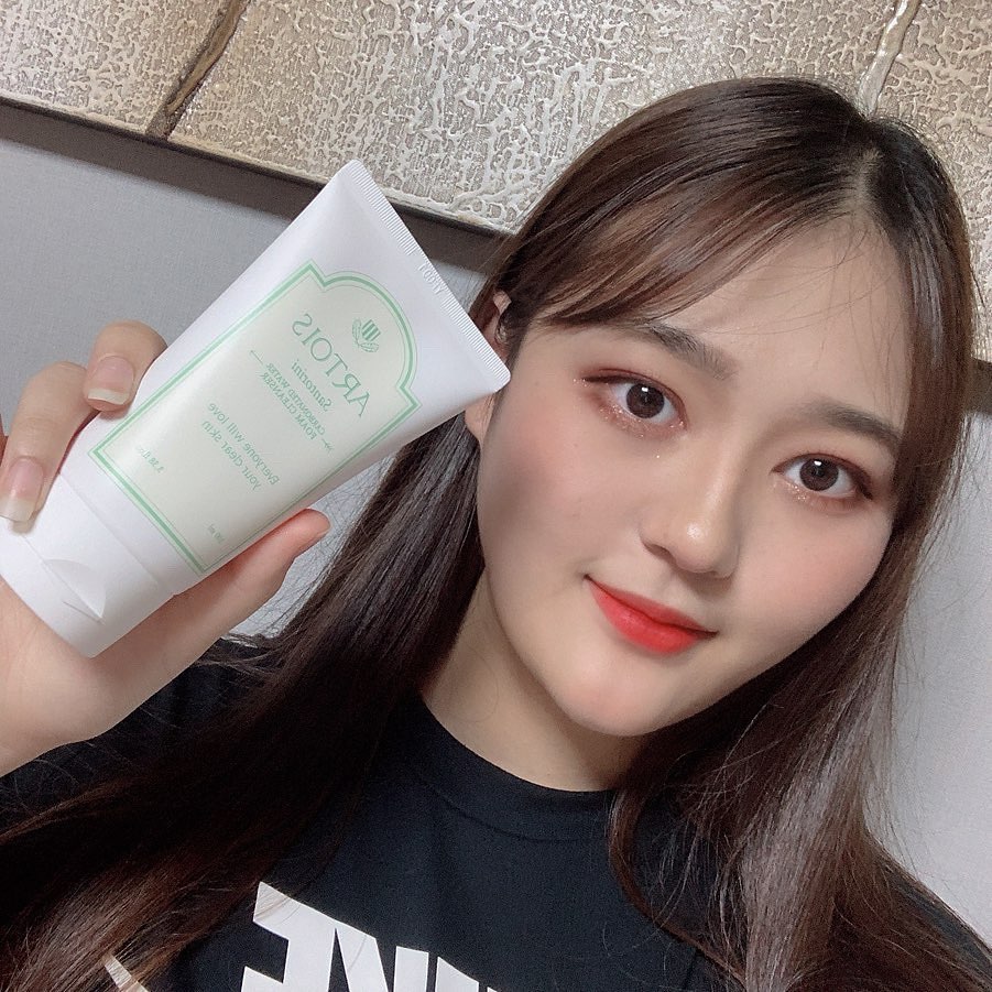 챌ㄹ롱ㅇ🌹 on Instagram: “🌱아르투아 산토리니 폼클렌저🌱
-
시원한 바다와 방금 딴 듯한 싱그러운 청귤향 🌿
깔끔한 세정력 ✨
저자극 딥클렌징 ‼️
-
본 제품은 아르투아에서 제공받아 작성한 후기 입니다.”