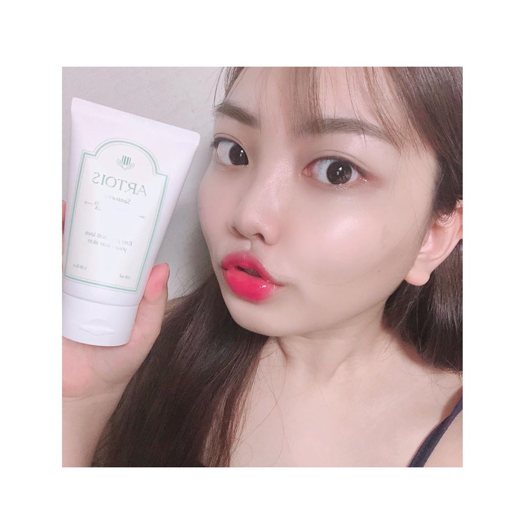 소정 on Instagram: “#아르투아 #산토리니폼클렌저 ⠀ 천사연구소 제품들 보면 항상 향기가 좋게 나오는데 이번엔 바디미스트향이 너무 좋아서 베이스로 #폼클렌징 을 출시했다고 한다. 😘 ⠀ 시원한 바다와 방금 딴 듯한 싱그러운 청귤향의 폼클렌징 💙 ⠀ #아르투아…”
