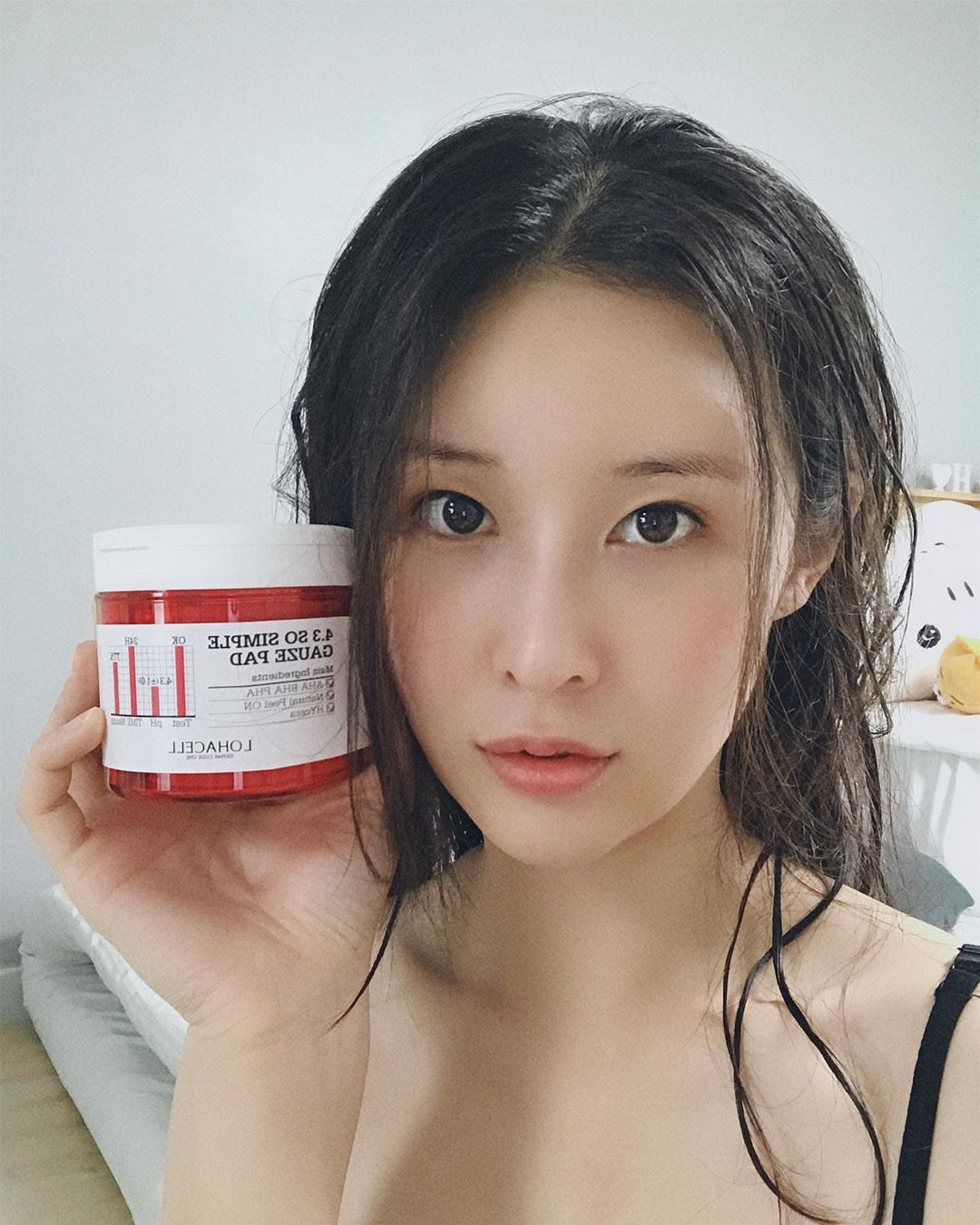 채니의 일상🍒 on Instagram: “자극은 최소화 하고 피부 케어 효과는 업 ♥️ 🍒 - ph4.3을 적용시켜 세안 후에 올라간 ph를 빠르게 낮추어 피부 산도 밸런스를 맞춰주고 피부 결 타입에 맞춘 2가지 타입 엠보&거즈 듀얼 패드로 별도의 멸균 처리 공정을 거쳐 더 안전하게 사용이…”