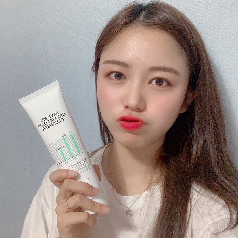 백혜진 on Instagram: “#로하셀세이브미폼클렌저  제형은 불투명하고 쫀쫀한 느낌🌬 천연 계면활성제 + 약산성 #클렌징폼 이라서 세안 후에도 건조하지 않구 보들보들해요! 약산성이 민감성 피부에 좋은거 아시죠?😋 엄청 건성이라 세안 후에 피부 당김이 심한데ㅠㅠ 이거 쓰곤 세안…”