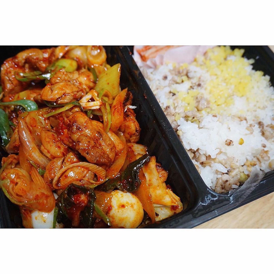 두유언니 on Instagram: “#대한식당 #원엔밀 #간편식단 😋 뭘 먹을지 고민되신다구요? 음... 전 그럴때 메뉴 전체를 시켜요ㅋㅋㅋㅋ 매운 거 잘 못 먹는데 얜 쓱싹쓱싹 다 비움❣️#가성비갑  #낚지볶음 #닭갈비 #불고기 #다맛있어 #배달의민족 #배달 #배달맛집 #점심메뉴…”