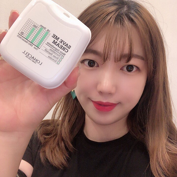 YOMY(요미) on Instagram: “여름에도 보습은 포기할 수 없지 밤에 바르고 자면 다음날 피부👍♥️ 꾸준히 사용하니까 미세먼지때문에 올라온 트러블도 가라앉는 느낌적인 느낌💪 미세먼지, 블루라이트 유해성분 3중 필터링 기능과 수크랄페이트 성분이 있다던데 이래서 로하셀 세이브 미 크림…”