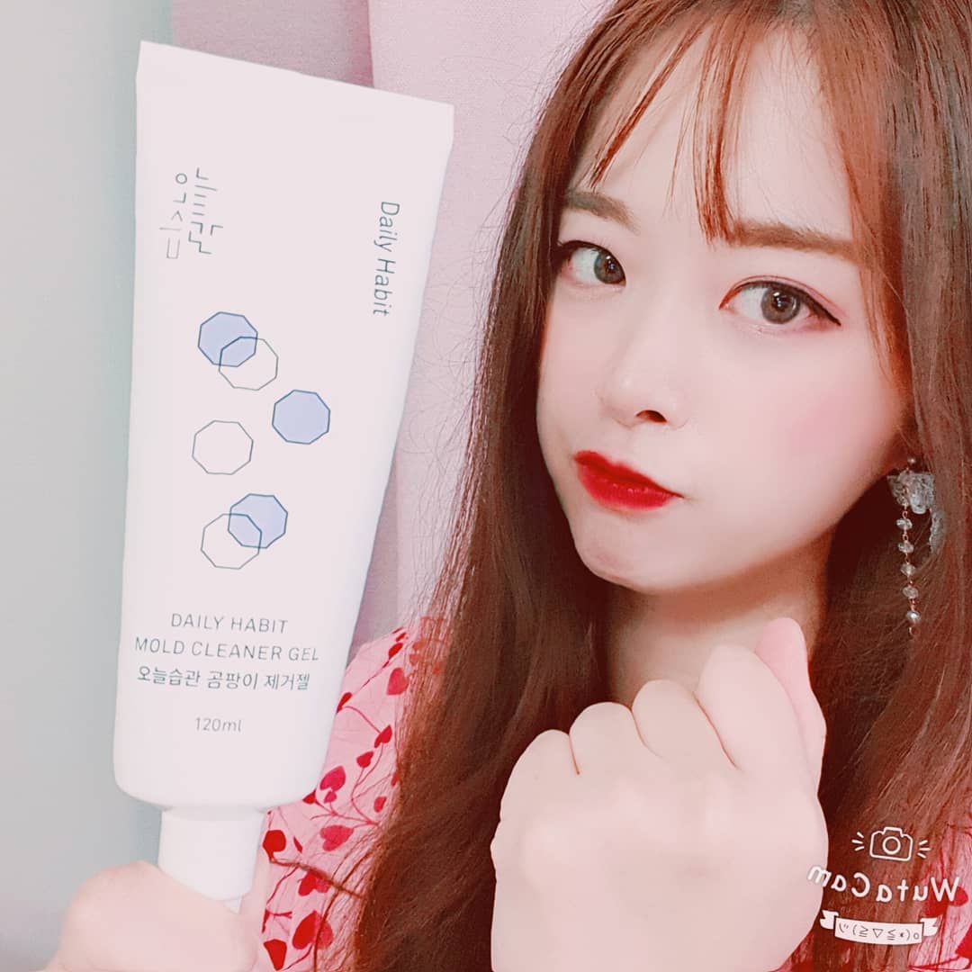 쑥쑥🌷 on Instagram: “최근에 이사한집욕실에 곰팡이가 저렇게 있어서 평소 곰팡이제거제 가지고있던거로 했는데ㄷㄷ(효과좋아서 계속썼는데...배신)1도효과없다가 ⠀ 곰팡이제거 구세주!!! 🌟오늘습관🌟브랜드의 '오늘습관 곰팡이제거젤' 👍🏻👍🏻👍🏻로 효과 한번에! 대.박!! ⠀ ⠀…”