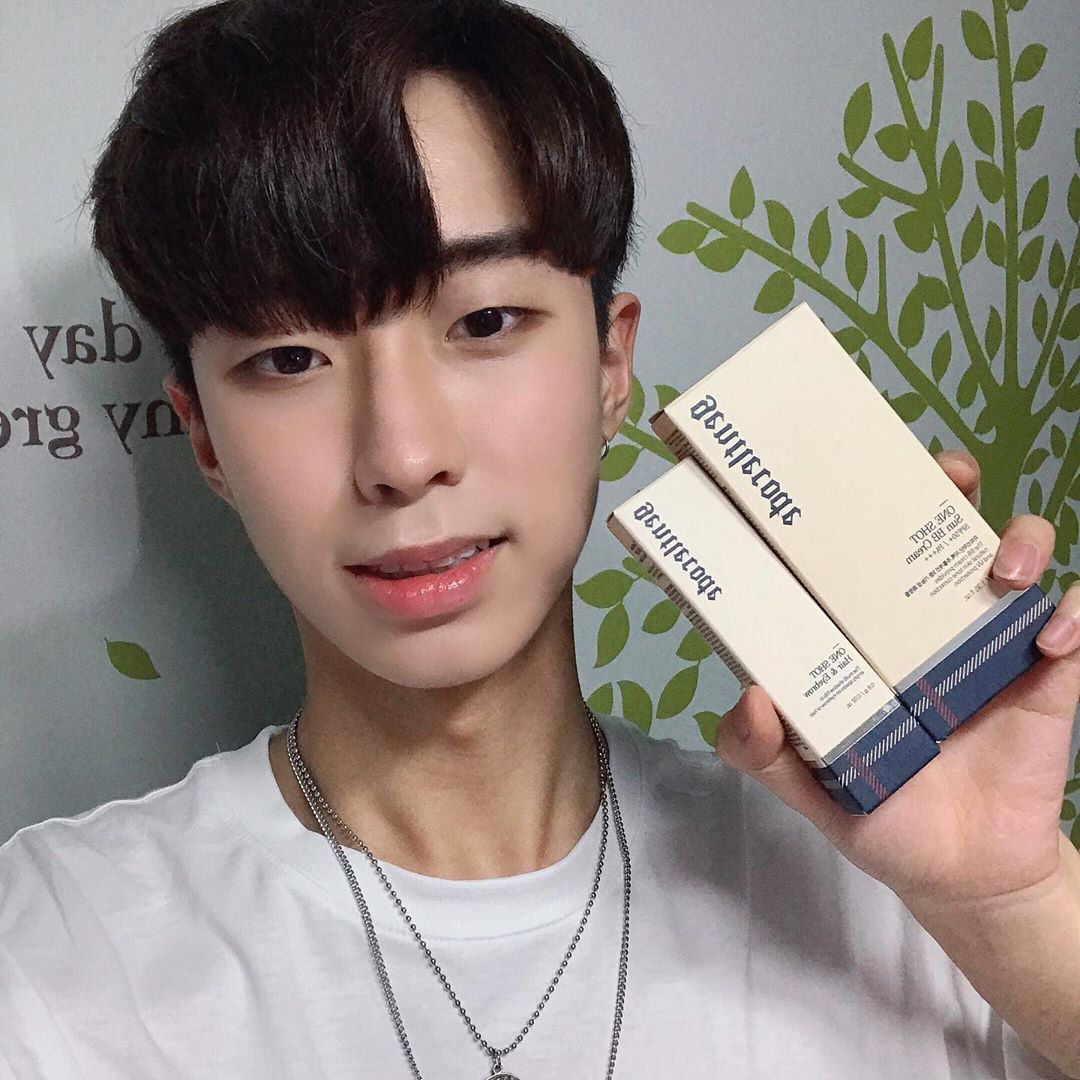 김혜성 on Instagram: “화알못 남자들을 위해 젠틀코드에서 원 샷 BB, 아이브로우를 새롭게 런칭 했어요!🤩 - BB는 하얗게 뜨지도 않고 딱 피부결 정리,톤 보정 해주고 끈적임도 없이 보송하게 마무리! 아이브로우 평소에 어려워서 잘 안그리는데 이건 편하게 스펀지로 쓱쓱…”