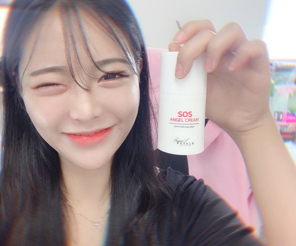 최수지 on Instagram: “이것좀 보세요!!! 저 몸무게는 그대로 인뎁 턱살 사라졌다구요~! 제발 사세요 이거 ㅠㅠㅠㅠㅠㅠ 한방성분으로 얼굴이나 몸 전부 다 사용할수있어용!!! 붓기는 빼주고 피부탄력은 올려주니 따로 피부과가서 리프팅 주사 맞을 필요도 없다구요!!! 진짜 여태…”