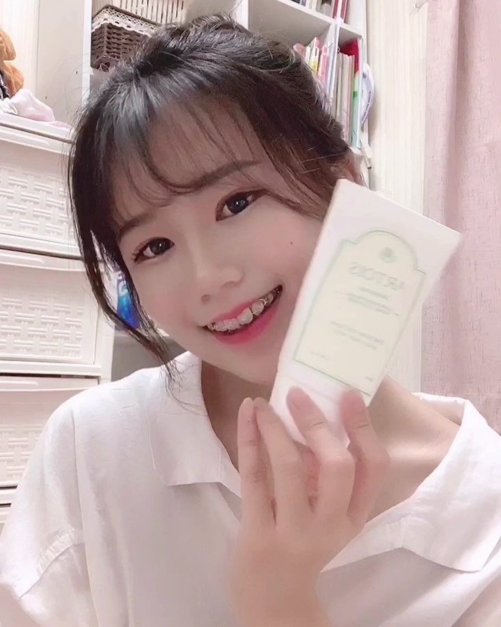 김유정 on Instagram: “세정력은 높고 유해성분은 낮춘 아르투아 폼클렌저✨ 평소 베이스메이크업과 미세먼지로 고민이 많지만 민감성 피부라 아무거나 쓸 수 없었는데, 시원하게 씻어주면서도 민감성에 찰떡인 딥클렌저를 만나 행복..(*´꒳`*) 촉촉하지만 잔여물없이 깔끔한 느낌으로…”
