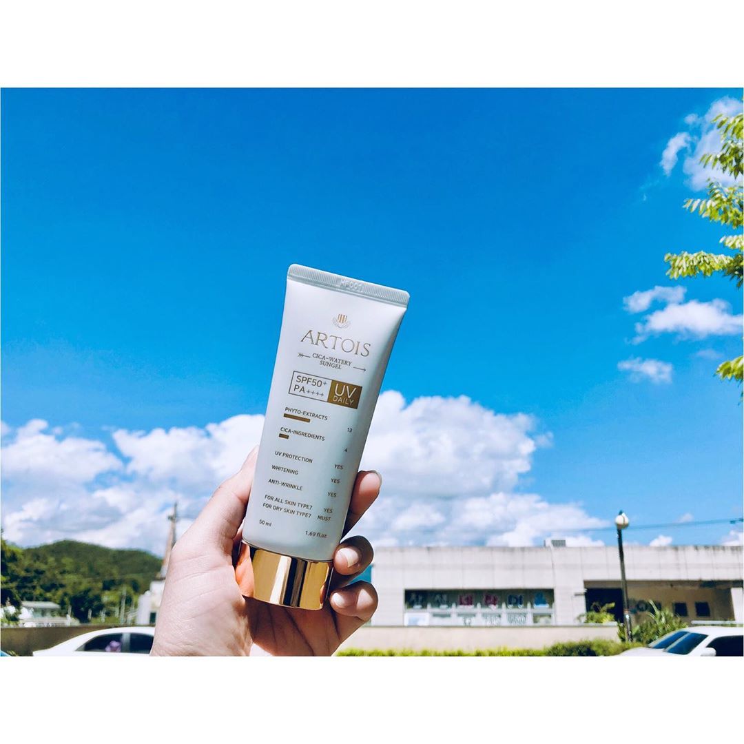 💋珉아 (Oya) on Instagram: “☀️#천사연구소 #아르투아 #시카워터리썬젤 ⛱ . 좋은 성분들만 들어 있어 모든 피부타입이 사용가능하고 온가족이 다 바를수있겠네요. 하얀색과 금색섞인 튜브컬러 디자인이 정말 예쁘고 고급스럽네요. . #썬젤 이라고 해서 투명한 젤타입인 줄…”