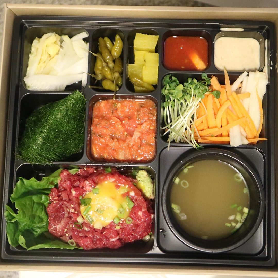 얼이🌸 on Instagram: “육회 겁나 신선하고 맛있는집ㅠㅠ🌸 요즘같이 더운날에 이런 프레쉬한 안주가 세상 최고인거 아시겠냐구여😦 세상신선하고 맛있는 존맛육회 . . . #역삼육회 #논현육회 #육회비빔밥 #육회 #육회배달 #명란한육회 #아보카도명란비빔밥 #육회맛집 #명란젓…”